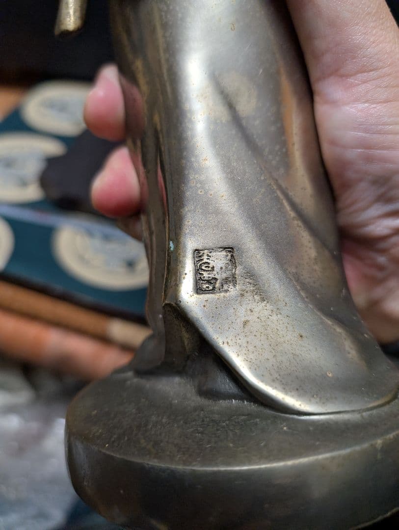 金属製仏像 約30cm 黒い台座付き