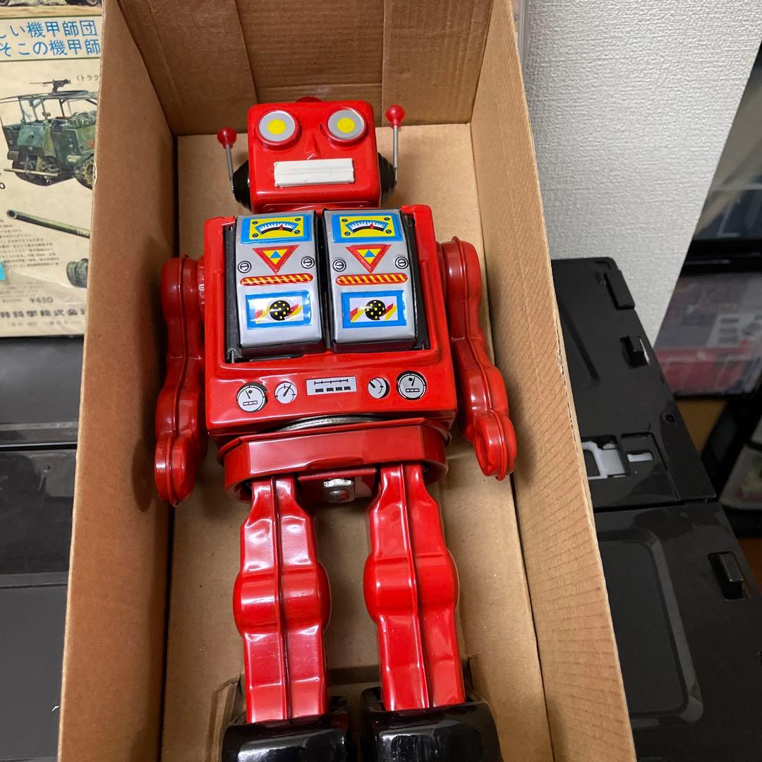 鮮やかな赤です！美品！破格ブリキロボット　赤　中国製だと思います。ほぼ新品保管品