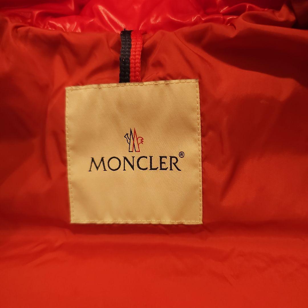 MONCLER 赤 フード付きダウンジャケット