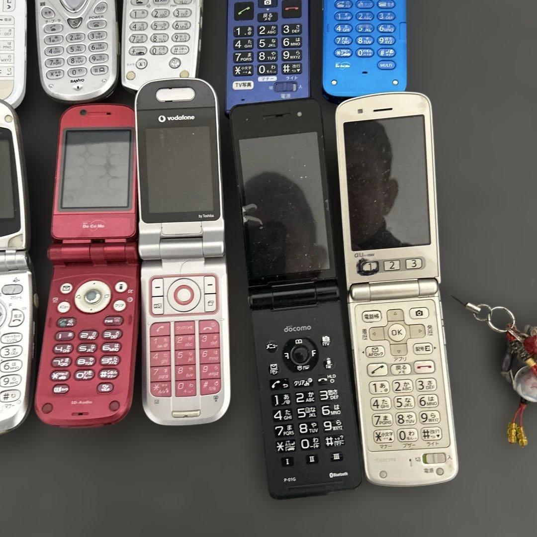 大量 携帯電話 ガラケー docomo/au 他 35台 ジャンク 部品取り