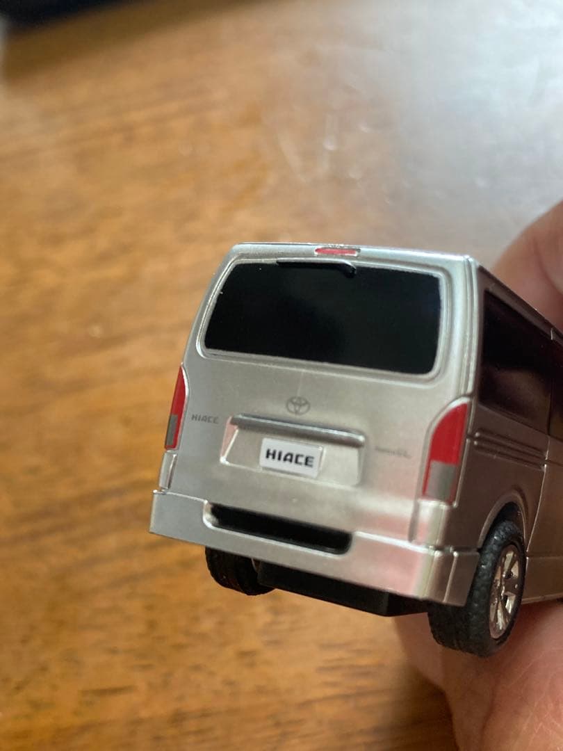 ギンギラ　トヨタ ハイエース ミニカー シルバー　プラ