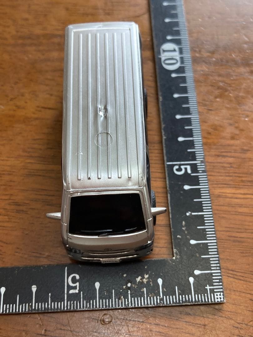 ギンギラ　トヨタ ハイエース ミニカー シルバー　プラ