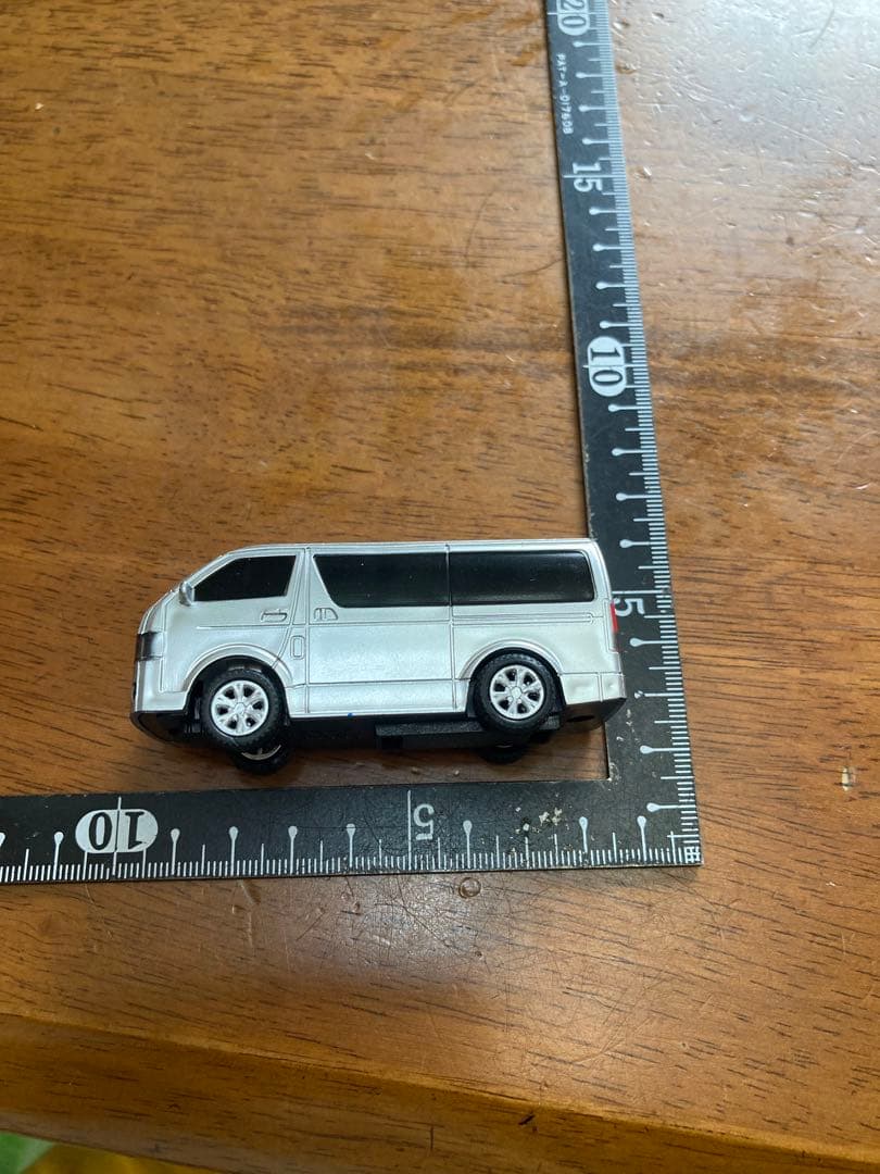 ギンギラ　トヨタ ハイエース ミニカー シルバー　プラ
