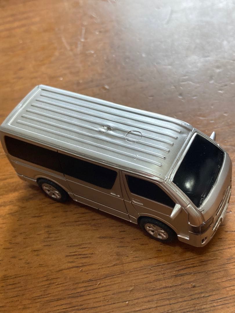 ギンギラ　トヨタ ハイエース ミニカー シルバー　プラ