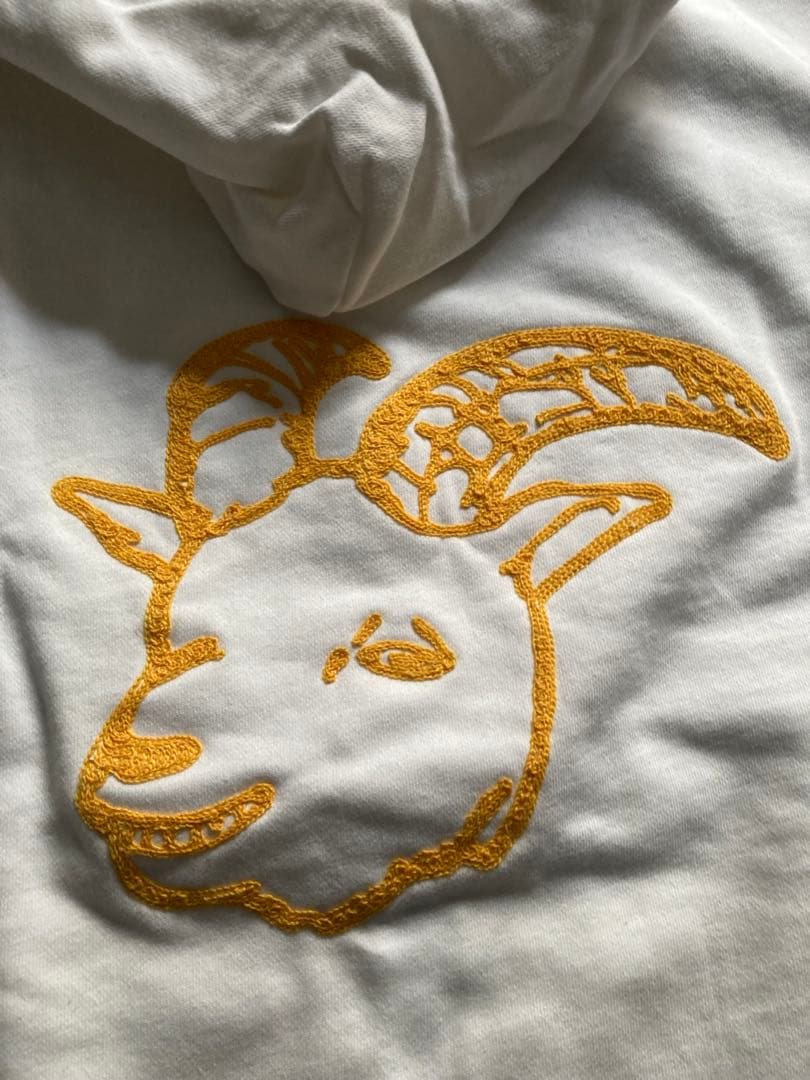 受注生産限定】Chevon 刺繍ジップアップパーカー ホワイト/黄 XLサイズ