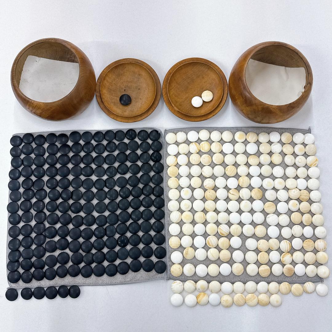 【美品】囲碁盤 脚つき　木製囲碁盤セット　白石・黒石付き