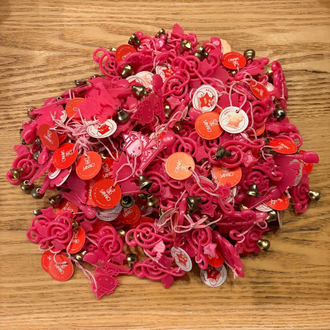 まとめ売り サンリオ 赤色 ラッパ ホルン チャーム 鈴付き 約60個