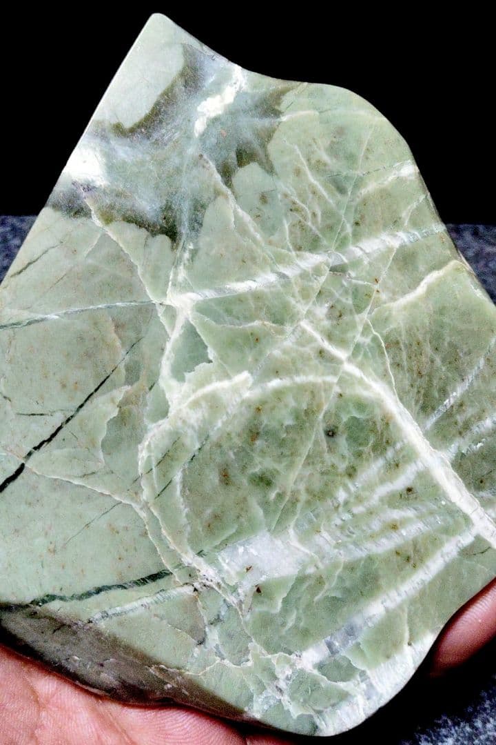 ☆翡翠原石☆幻の翡翠【秩父軟玉・三沢ヒスイ2面カット663g】 - メルカリ