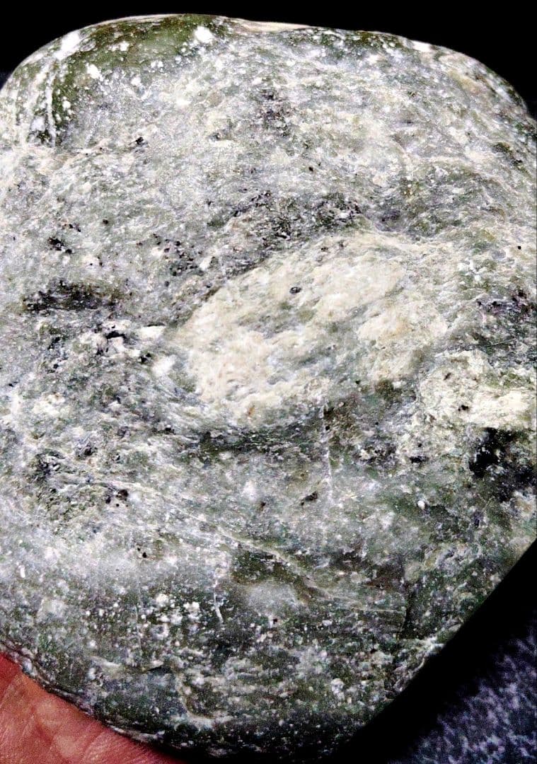 ☆翡翠原石☆幻の翡翠【秩父軟玉・三沢ヒスイ2面カット663g】 - メルカリ