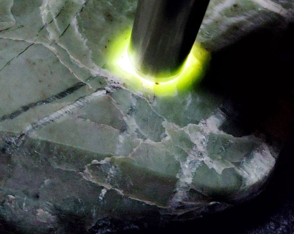 ☆翡翠原石☆幻の翡翠【秩父軟玉・三沢ヒスイ2面カット663g】 - メルカリ