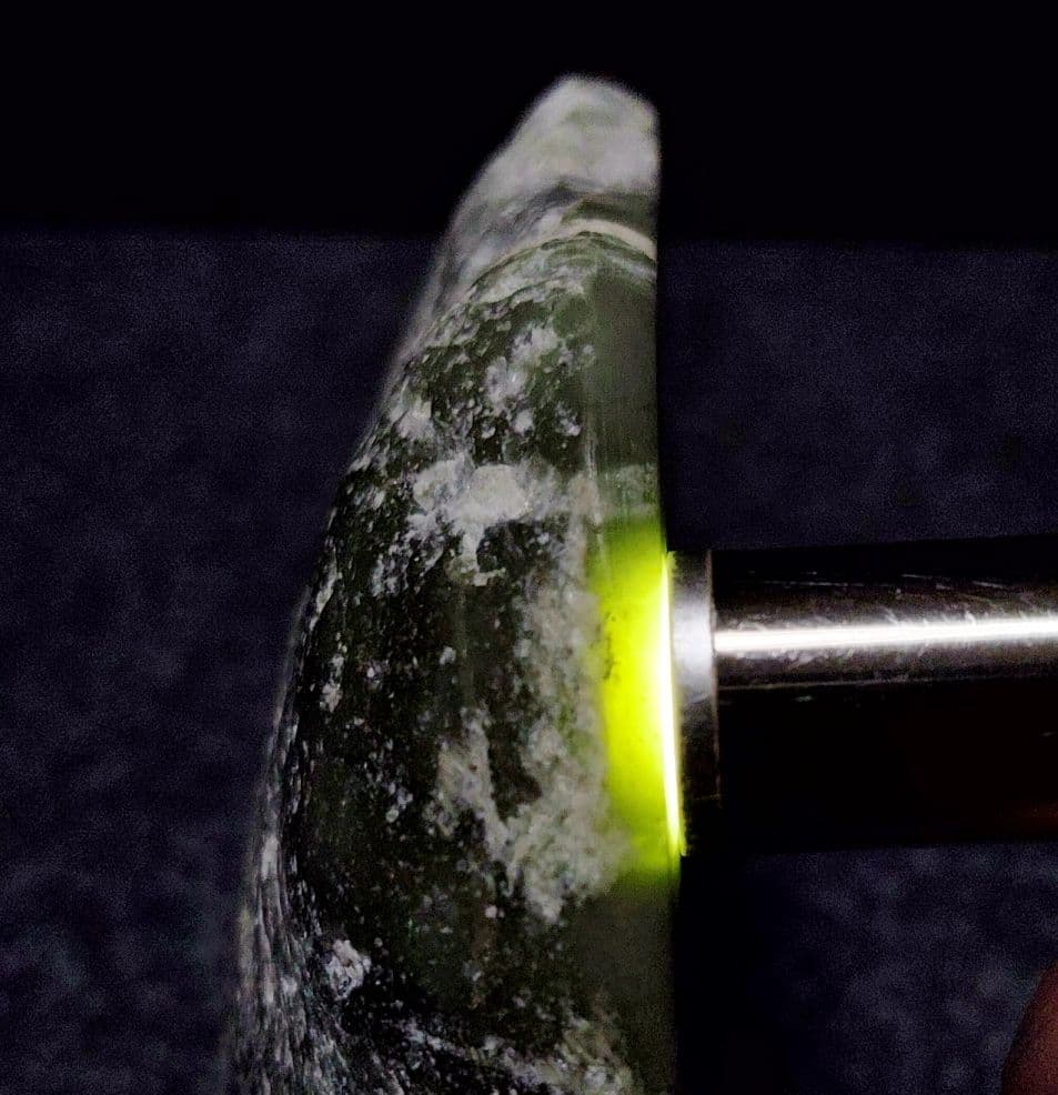 ☆翡翠原石☆幻の翡翠【秩父軟玉・三沢ヒスイ2面カット663g】 - メルカリ