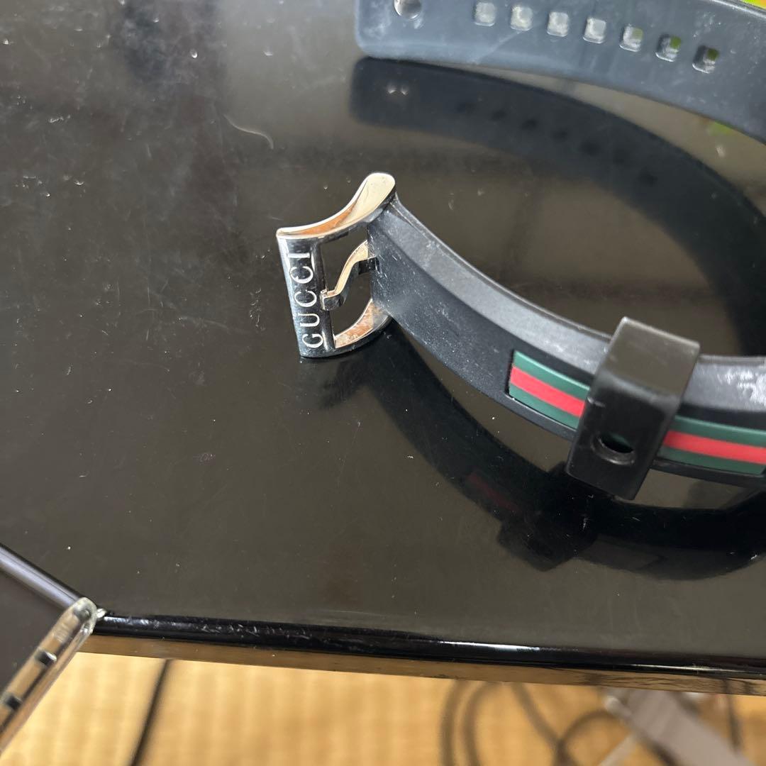 GUCCI ブラックラバーベルト時計