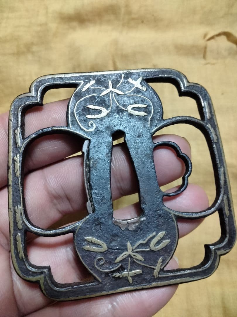 鉄鍔　鐔　(応仁　勝軍草象嵌隅切木瓜大透)　室町〜桃山時代　佐藤寒山先生識箱付き