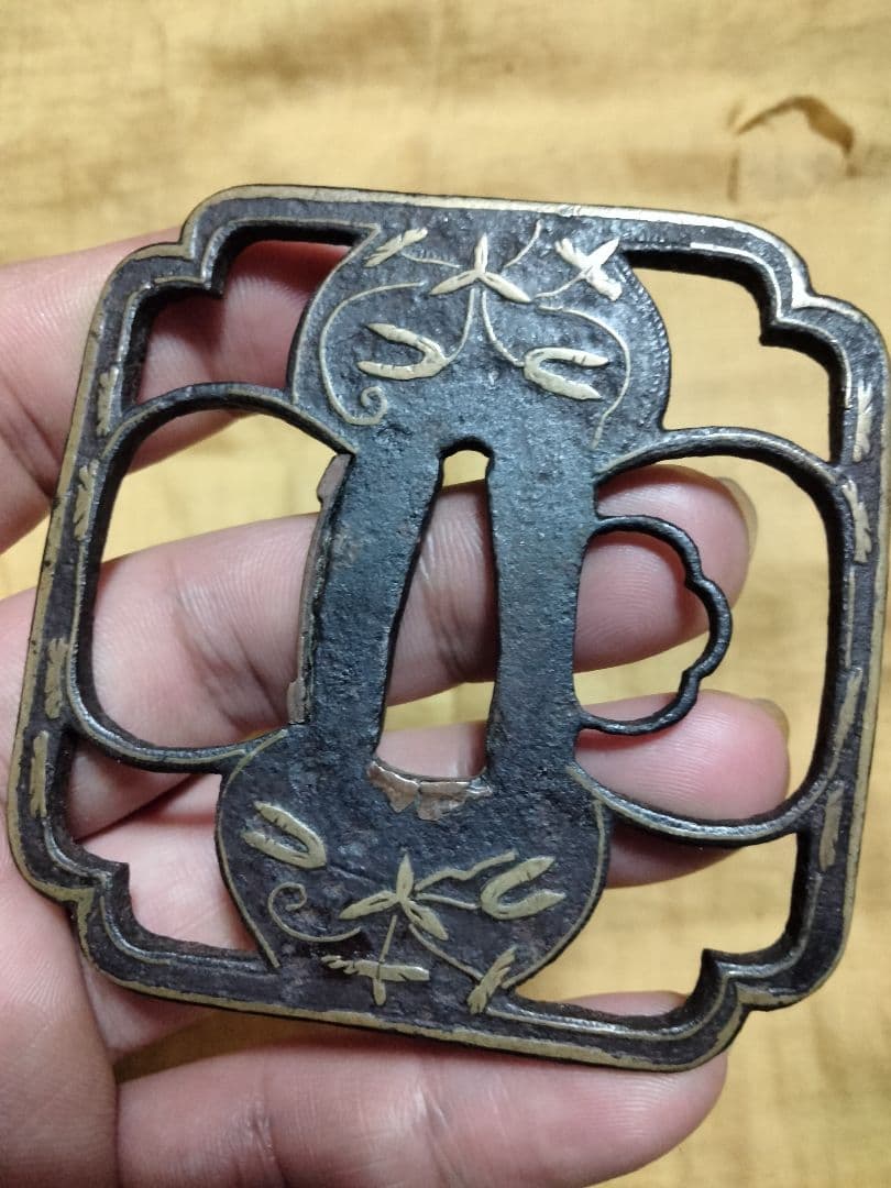 鉄鍔　鐔　(応仁　勝軍草象嵌隅切木瓜大透)　室町〜桃山時代　佐藤寒山先生識箱付き