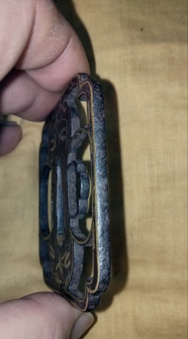 鉄鍔　鐔　(応仁　勝軍草象嵌隅切木瓜大透)　室町〜桃山時代　佐藤寒山先生識箱付き