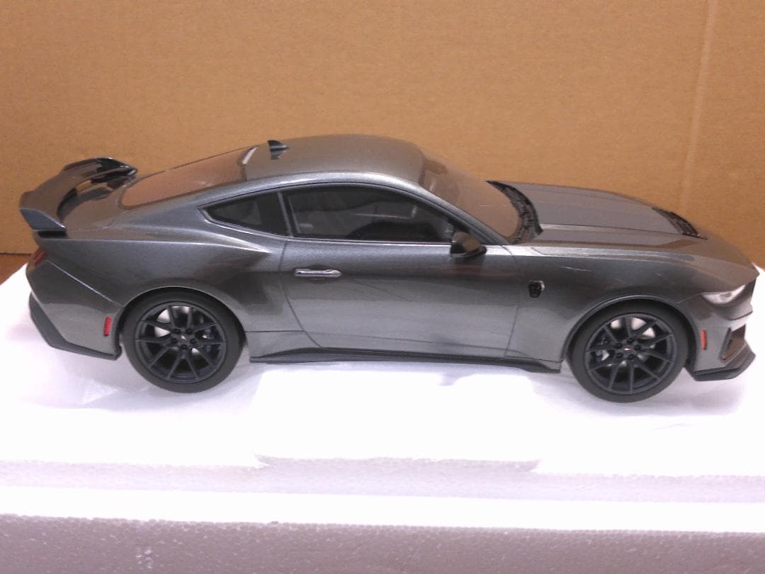 1/18 フォード マスタング ダークホース 2024(カーボナイズドグレー)