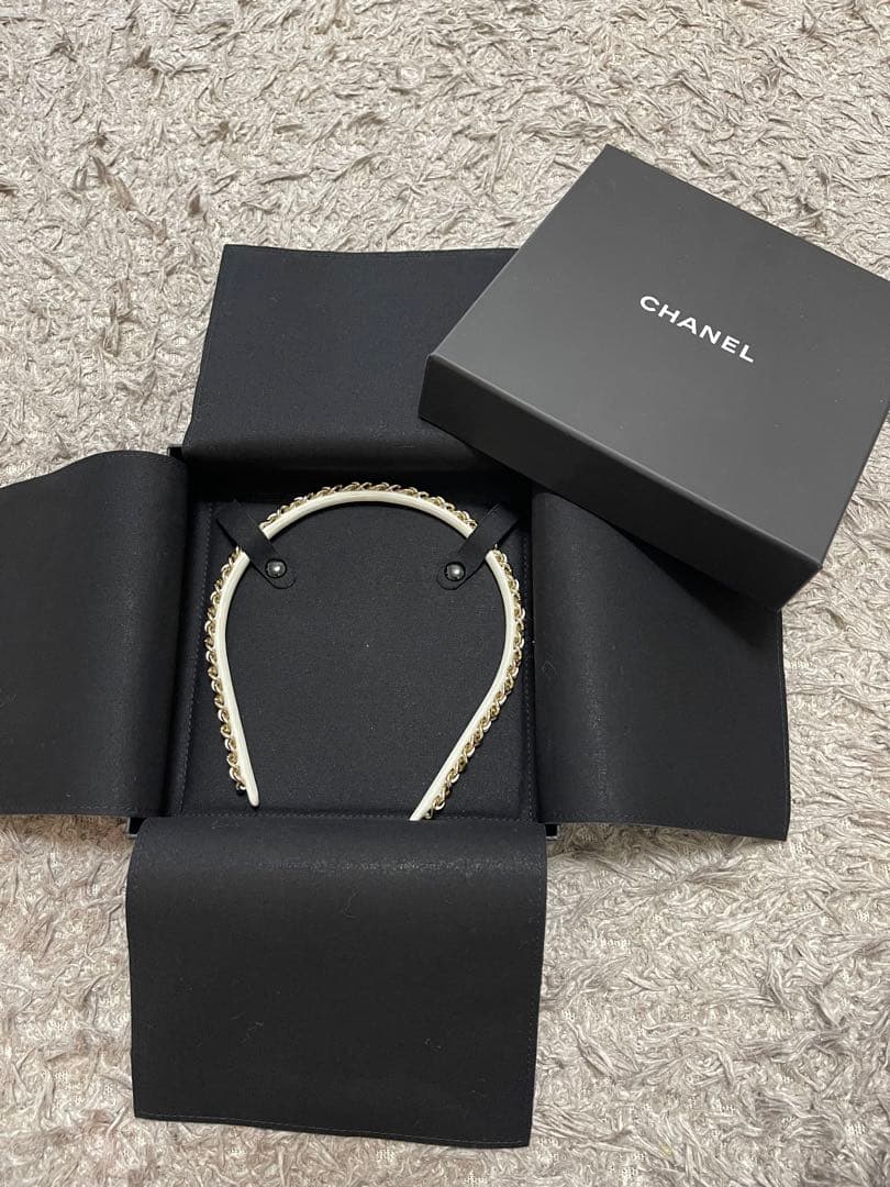 2024 現行品色違いCHANELシャネル チェーン カチューシャ 黒×ゴールド
