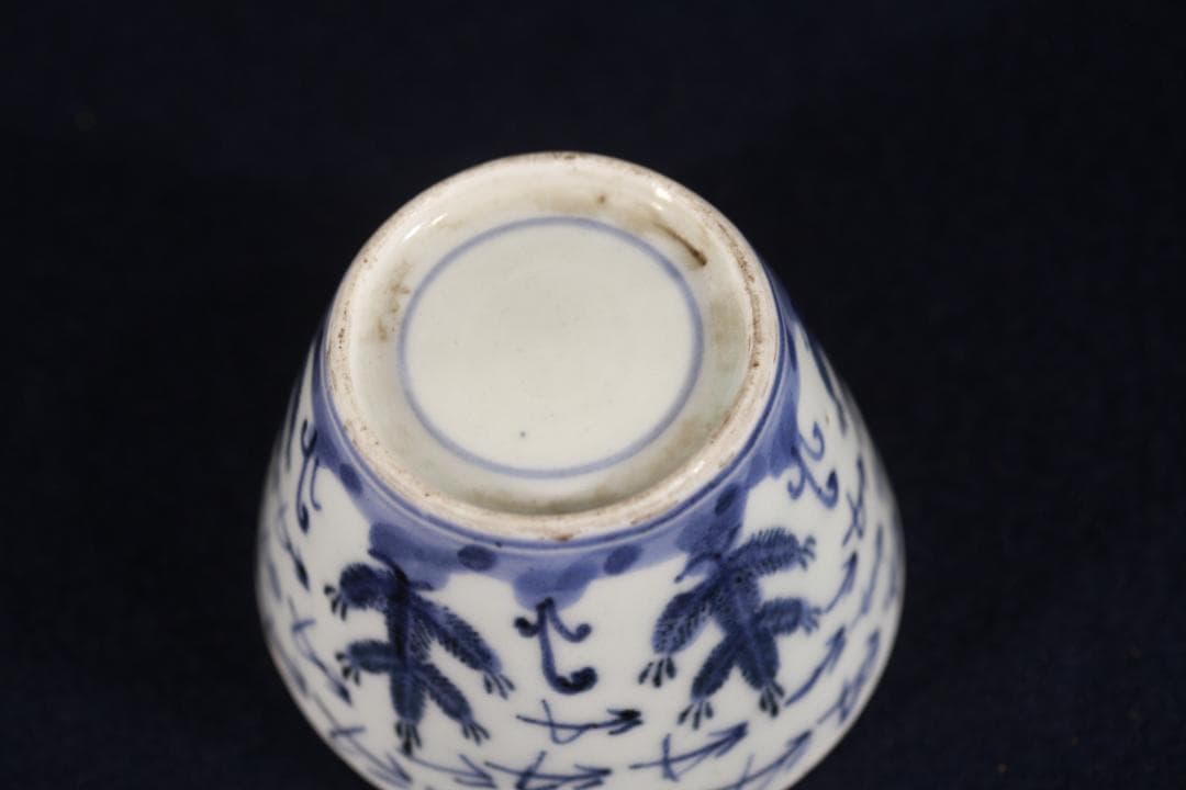 326 古伊万里染付松松葉吹雪図蕎麦猪口 江戸前期