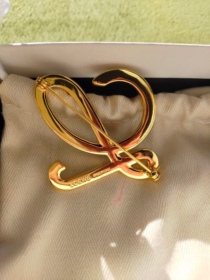 超希少】LOEWE ロエベ パールイニシャルブローチ - メルカリ