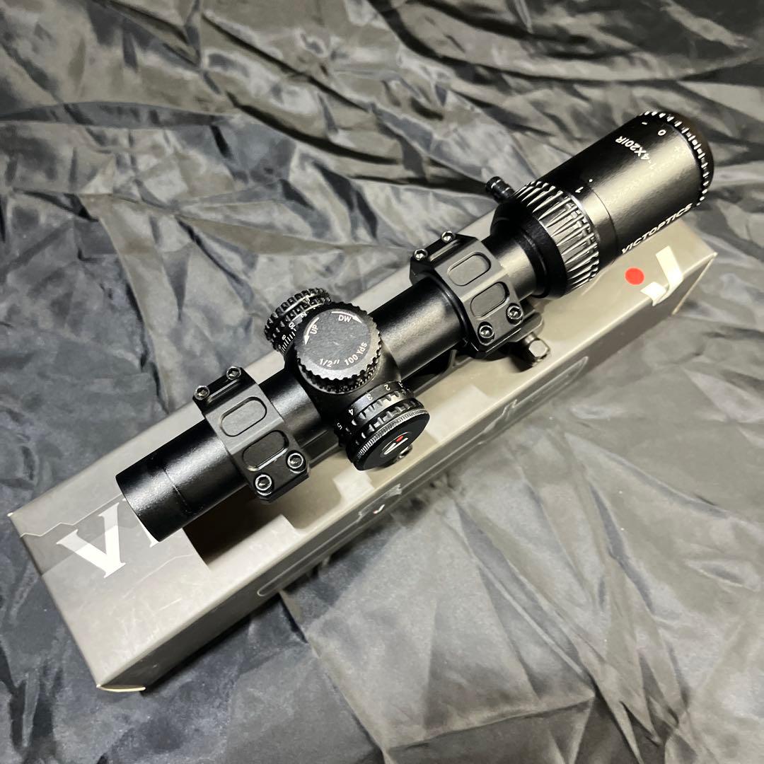 VictOptics ZOD 1-4x20 スコープ　ガイズリータイプマウント