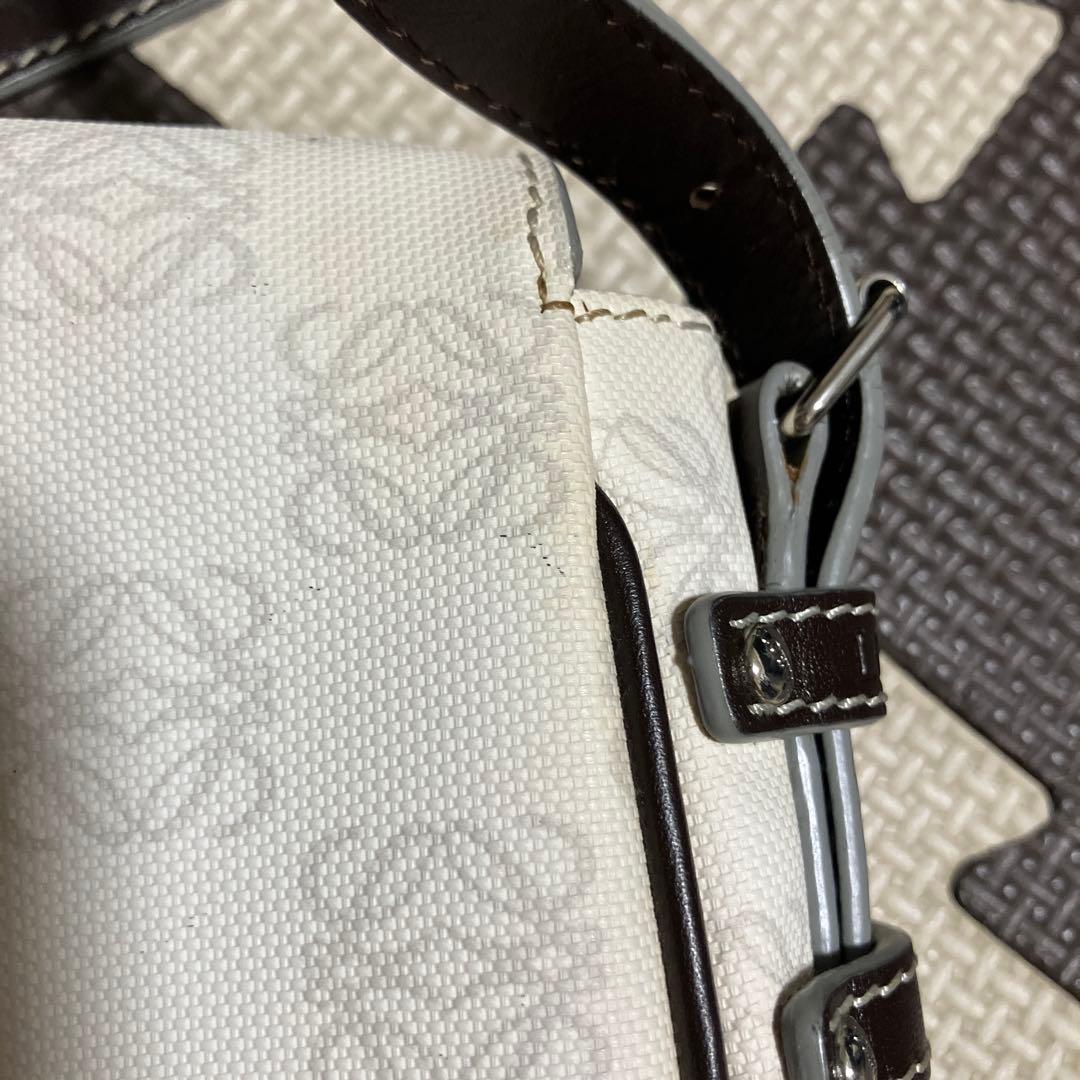 LOEWE ロゴ入り ホワイト ショルダーバッグ