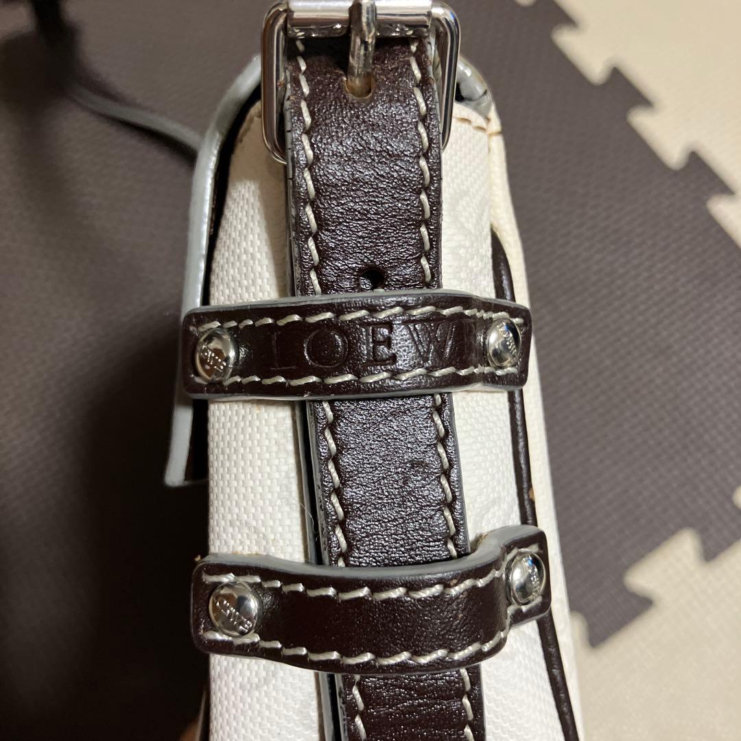 LOEWE ロゴ入り ホワイト ショルダーバッグ
