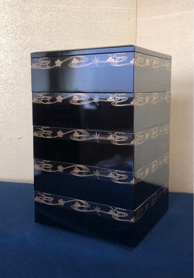 《レ》雲錦蒔絵 真塗内朱 五段重 替蓋 重台付 木製漆器 木箱 251117え2