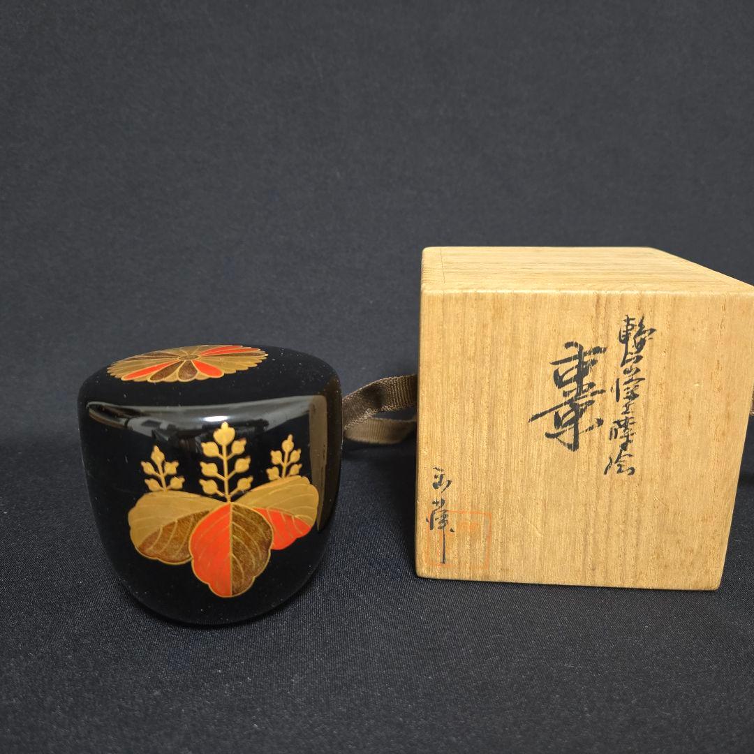 黒色の木製棗 金色と赤色の模様 黒色の丸型棗 金色と赤色の葉模様 - メルカリ