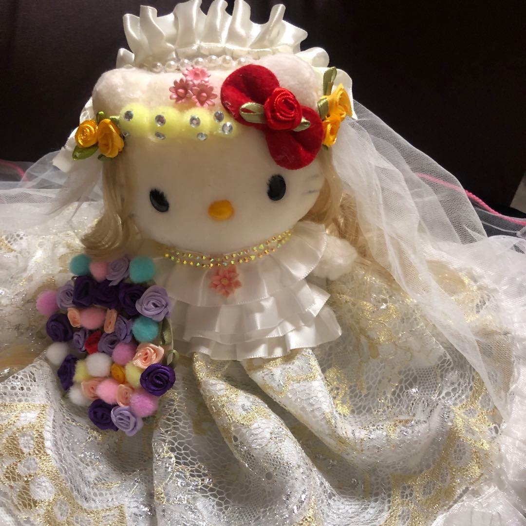 美しいウェディングドレスを着たハローキティ