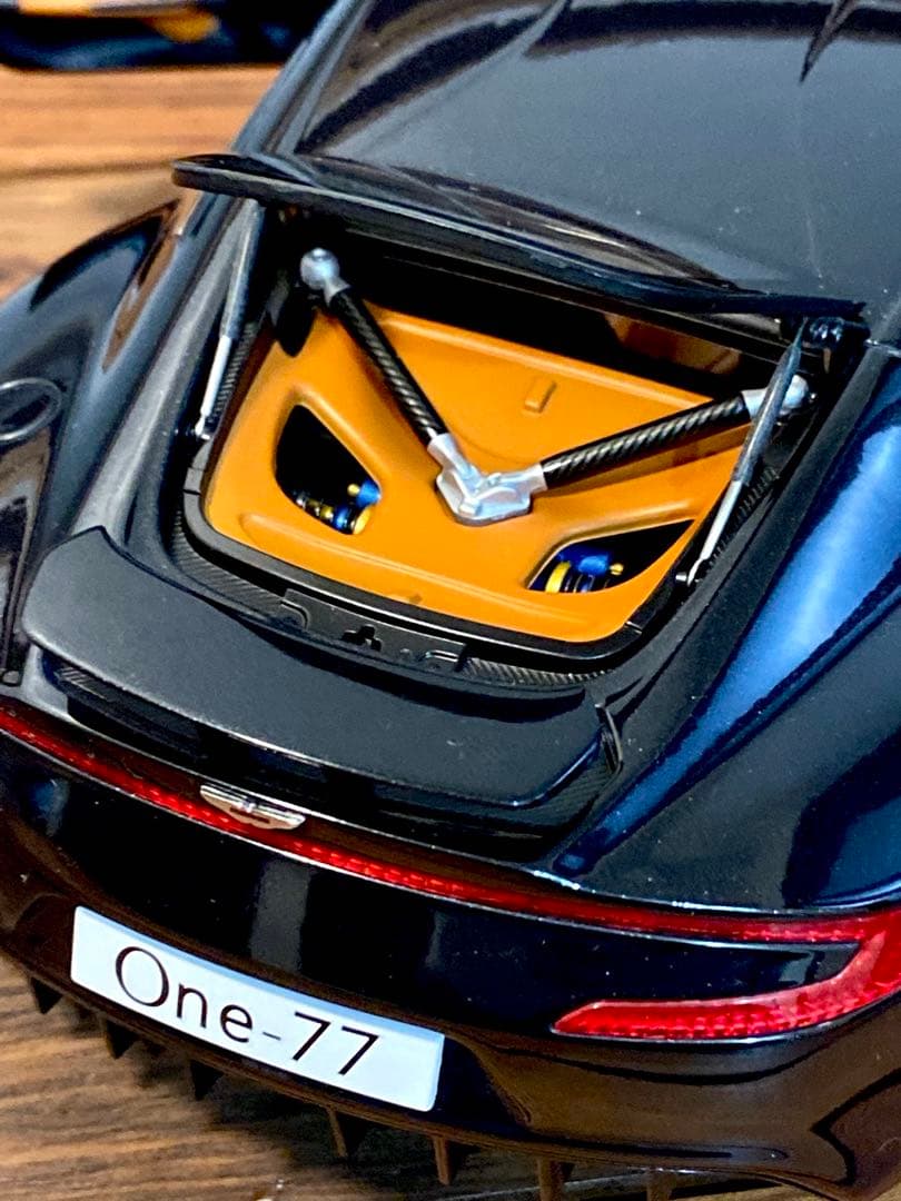 AUTOart 1/18 アストンマーチンONE-77 （ブラック）【中古品】