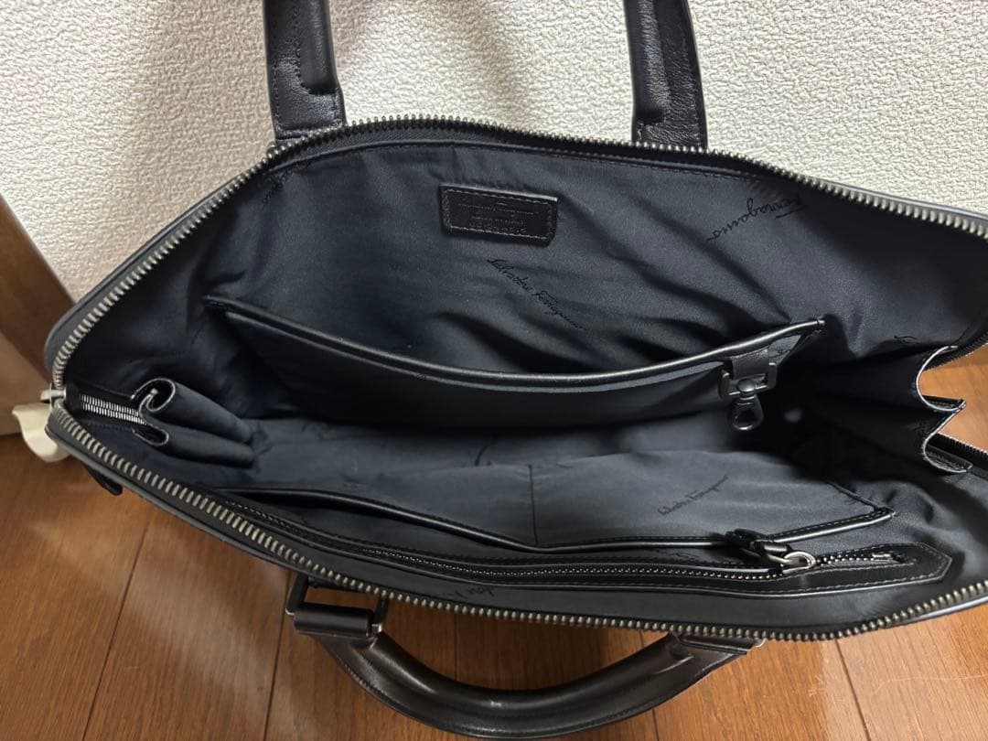 超人気フェラガモ　ビジネスバック