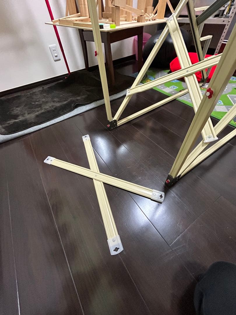 ひな壇 ホワイト 赤い刺繍布付き