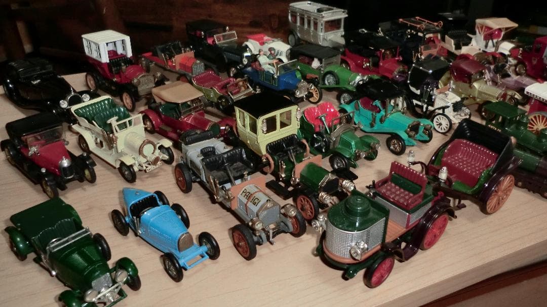 クラッシックなミニカーのコレクション