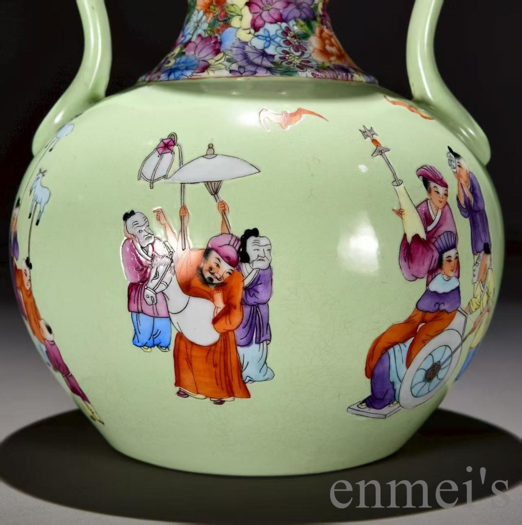 中国古美術・清乾隆・緑地粉彩春遊図・如意耳蒜頭瓶・粉彩・