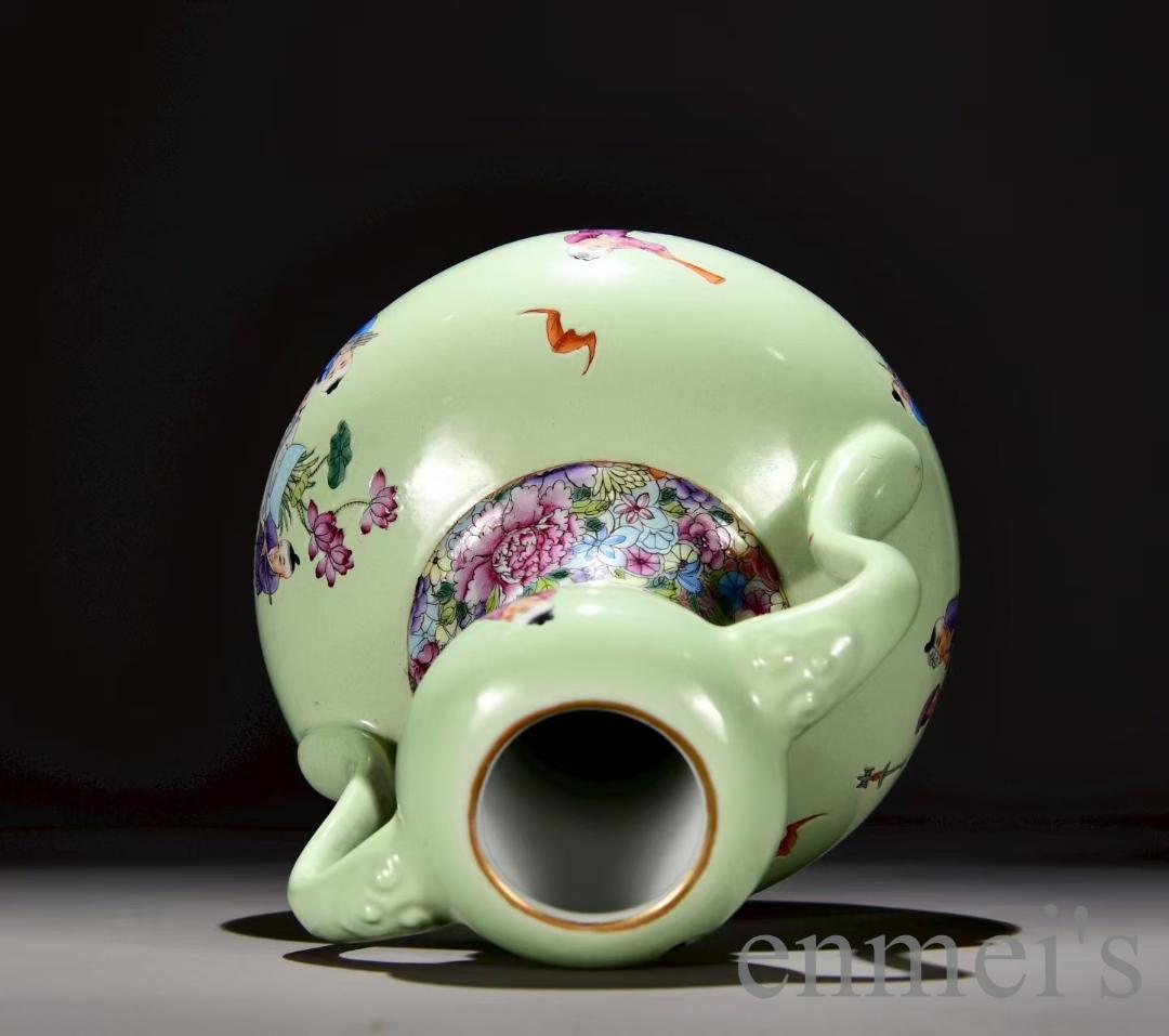 中国古美術・清乾隆・緑地粉彩春遊図・如意耳蒜頭瓶・粉彩・
