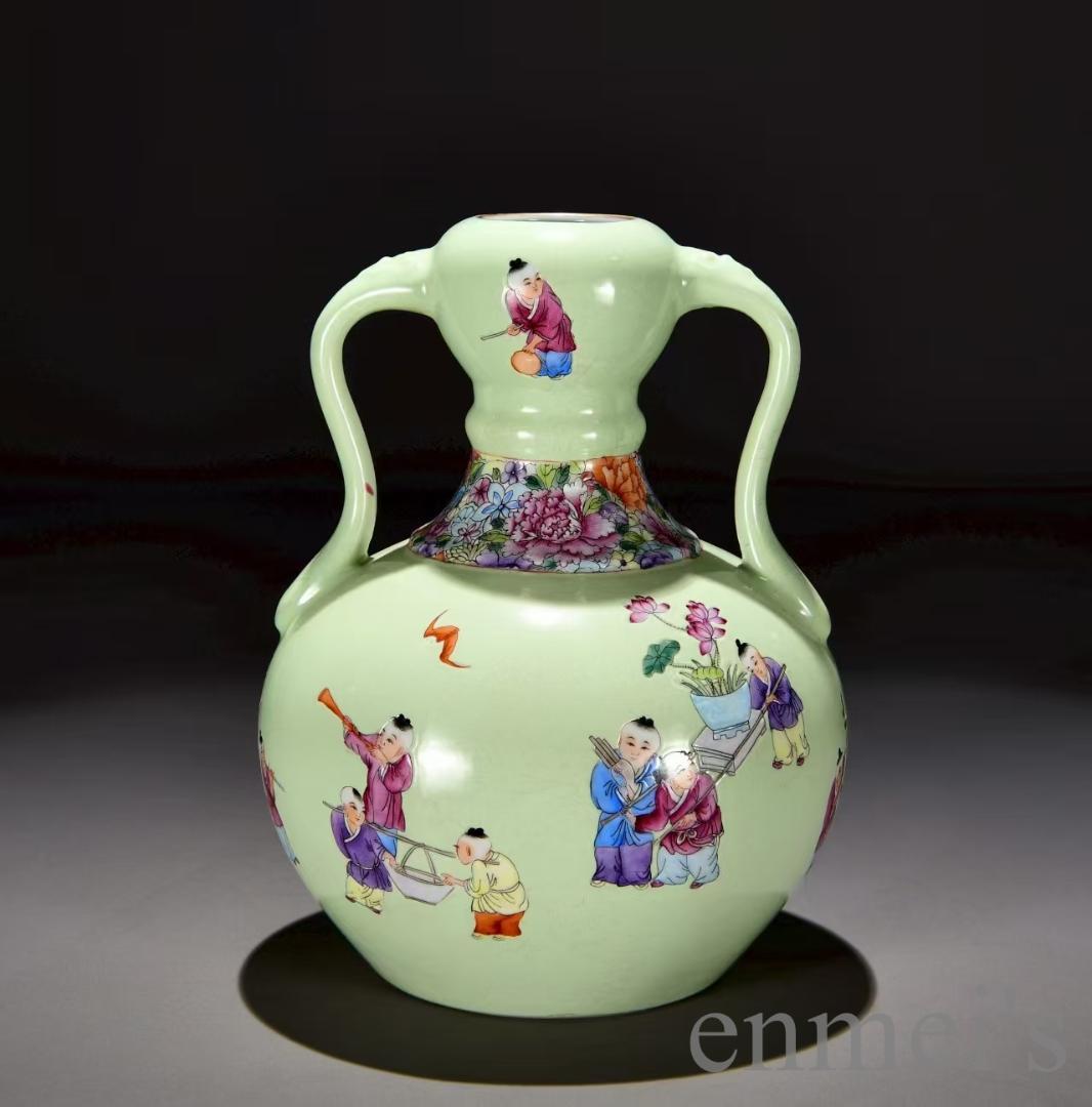 中国古美術・清乾隆・緑地粉彩春遊図・如意耳蒜頭瓶・粉彩・