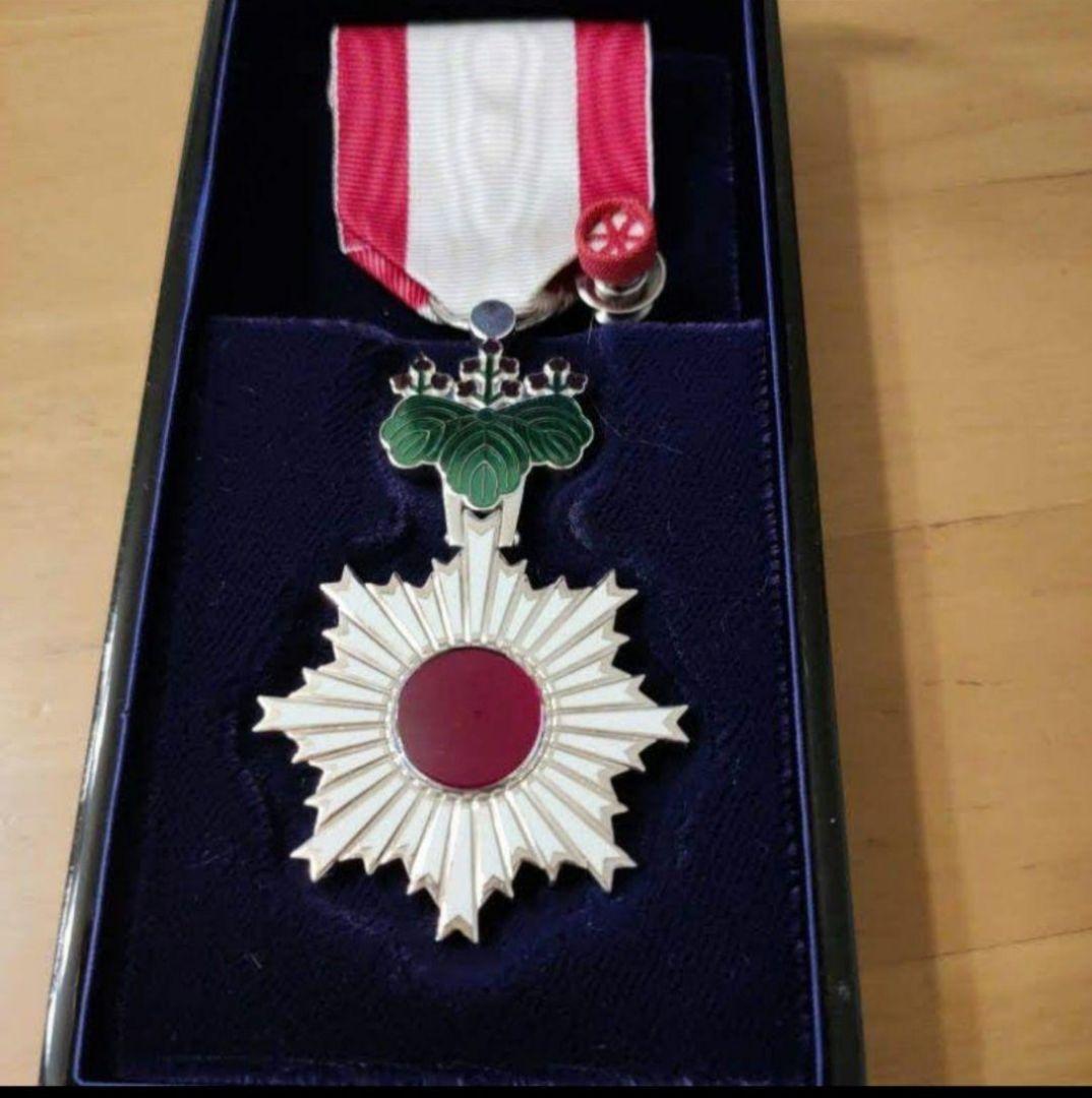 超激レア】現行タイプ 旭日中綬章 H15制度改正後新型 旧勲三等 勲章 徽章