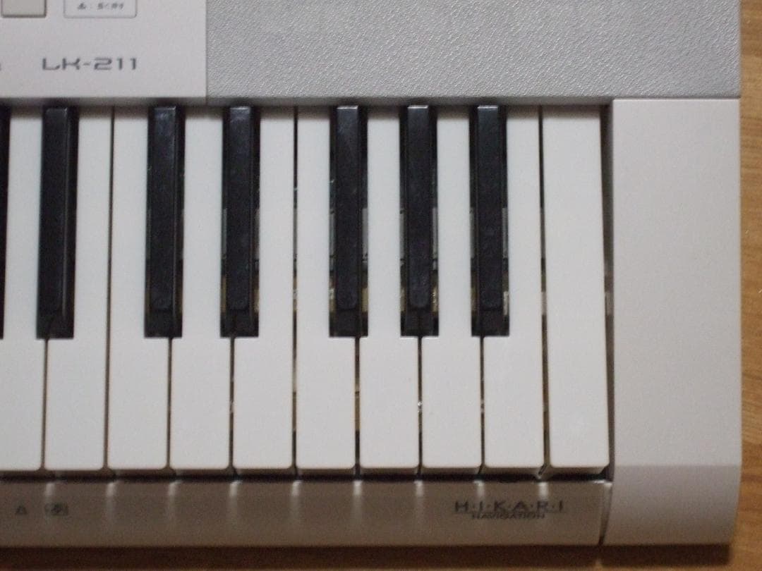 CASIO LK-211 電子ピアノ・キーボード ルーチェ 光ナビ 送料込み