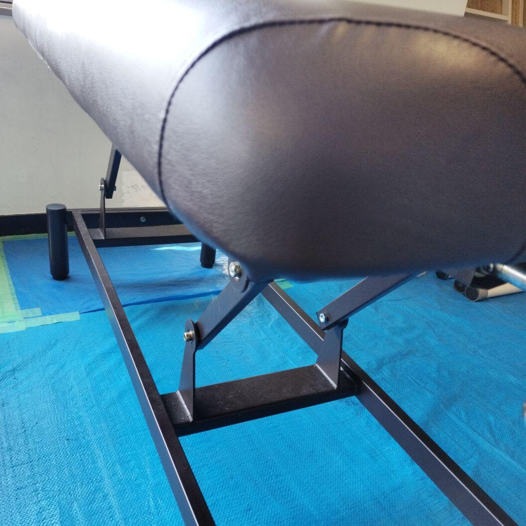 エステサロン・マッサージ用ベッド（上下手動）中古品脚・フレームに錆有り