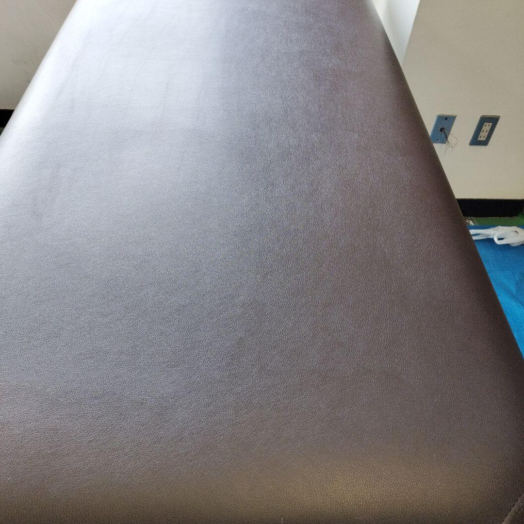 エステサロン・マッサージ用ベッド（上下手動）中古品脚・フレームに錆有り