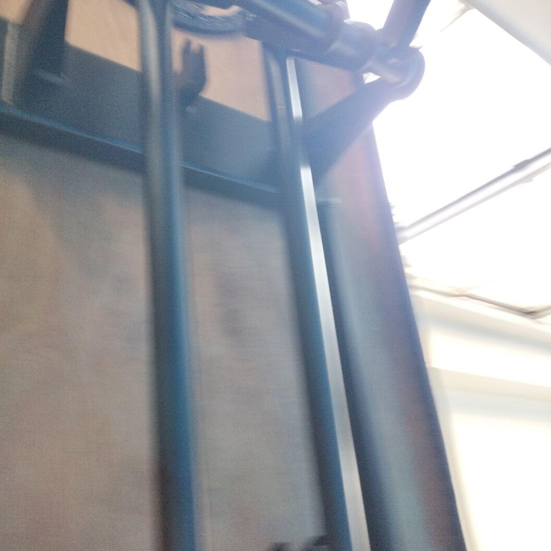 エステサロン・マッサージ用ベッド（上下手動）中古品脚・フレームに錆有り