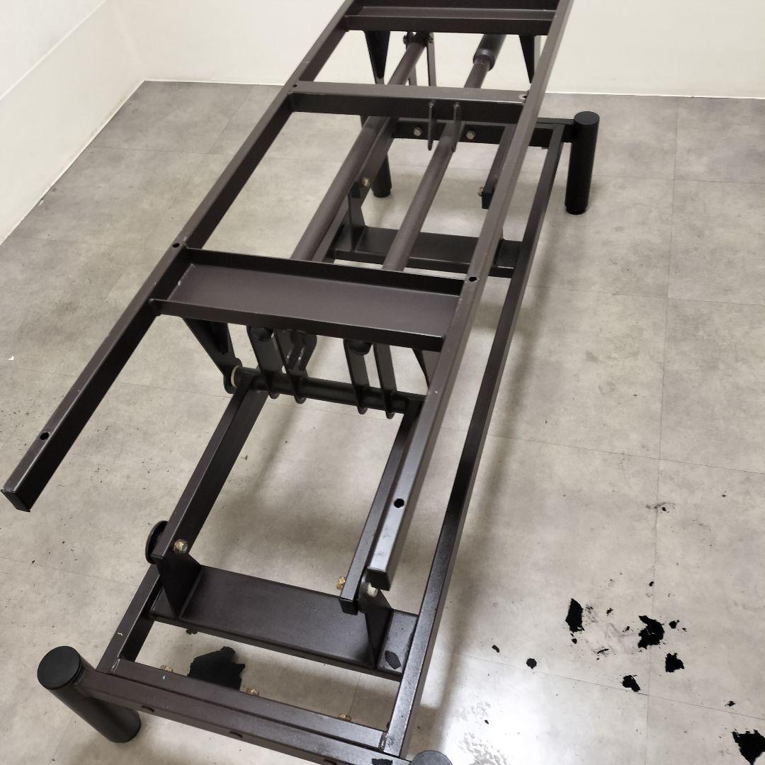 エステサロン・マッサージ用ベッド（上下手動）中古品脚・フレームに錆有り