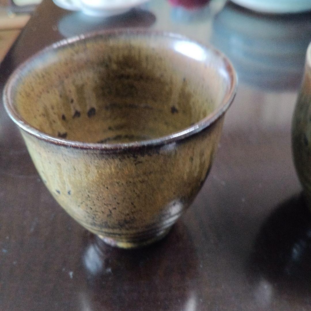 人間国宝金城次郎の作品です。茶色陶器カップ2個セット
