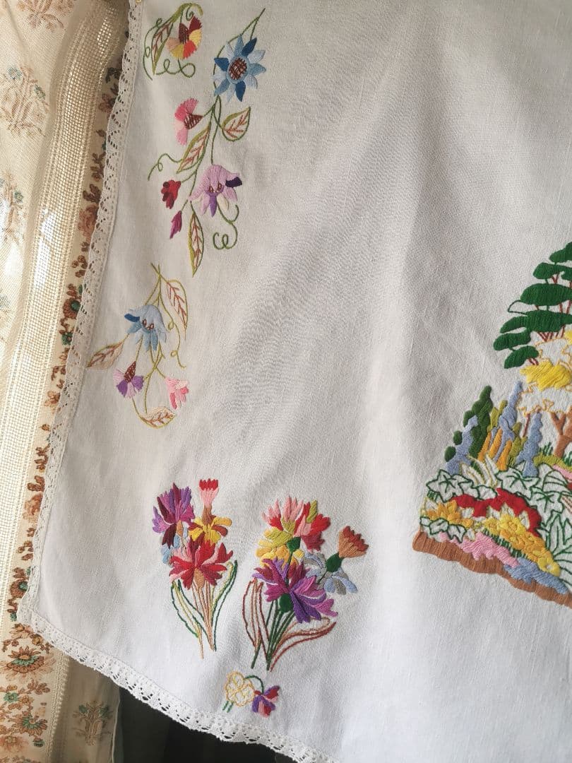 アンティーク イングリッシュガーデン花刺繍 噴水コテージ レース装飾