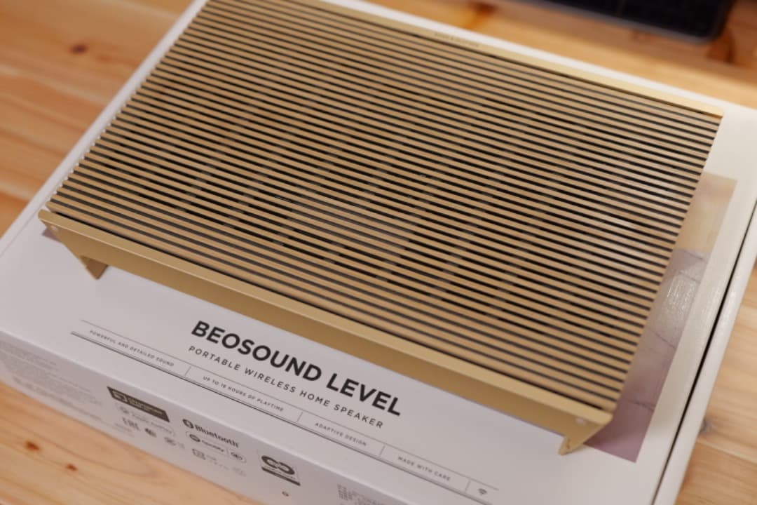 スピーカー・ウーファー Beosound Level Gold Tone Alu/Light Oak BeoSound Level - portable music system « B&O – Luxussound