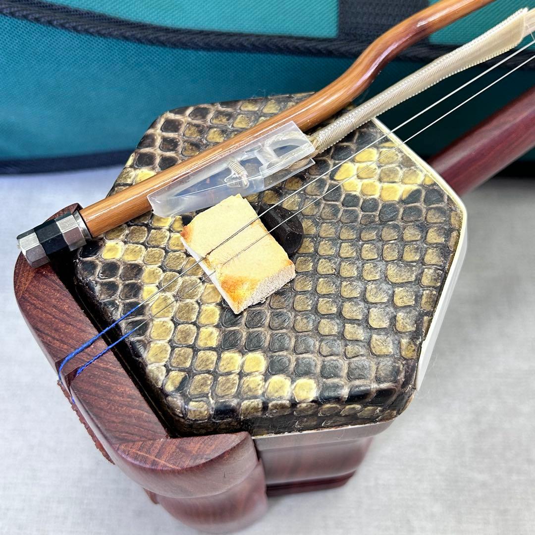 (k20)中国楽器 二胡 弦楽器 蛇革 パイソン 美品 ケース付き 中国蘇州