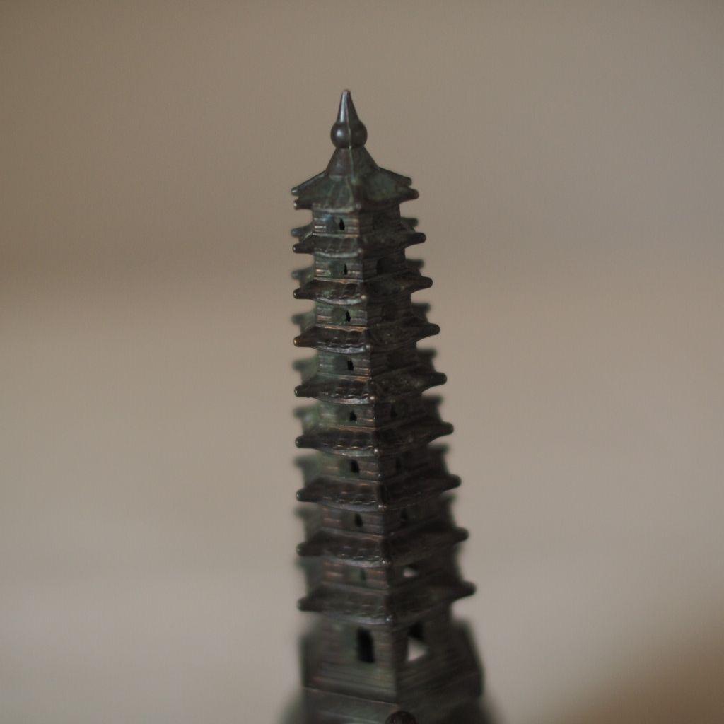 亀と五重塔の金属工芸品 古道具 骨董