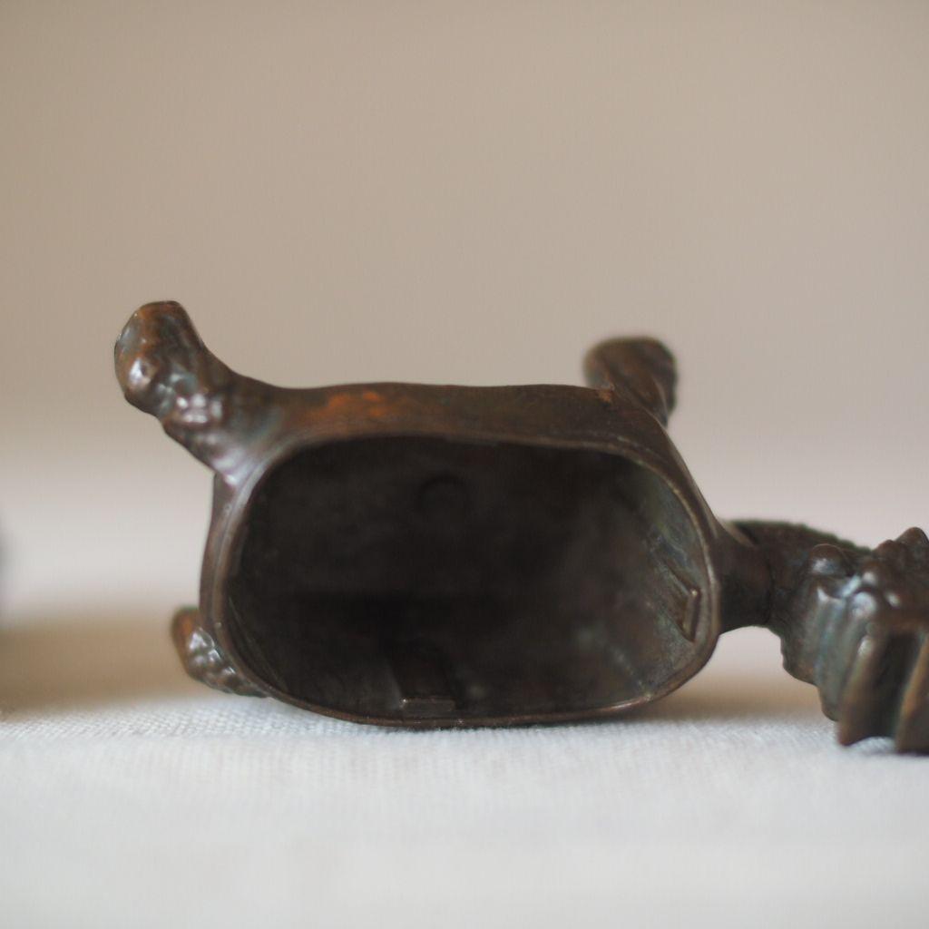 亀と五重塔の金属工芸品 古道具 骨董