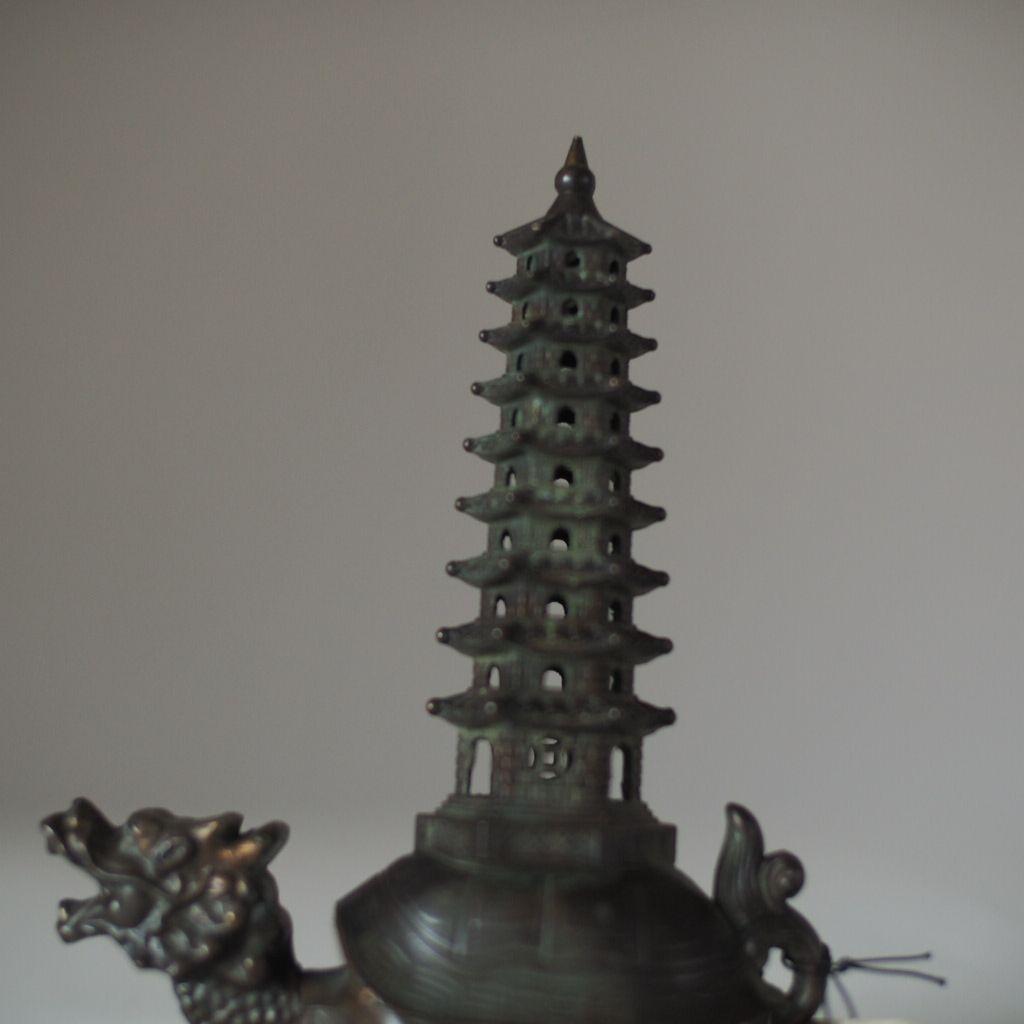 亀と五重塔の金属工芸品 古道具 骨董