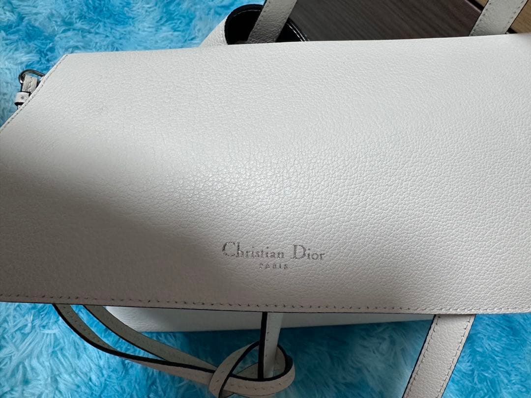 CHRISTIAN DIOR ホワイト ショルダーバッグ 花びらチャーム付き